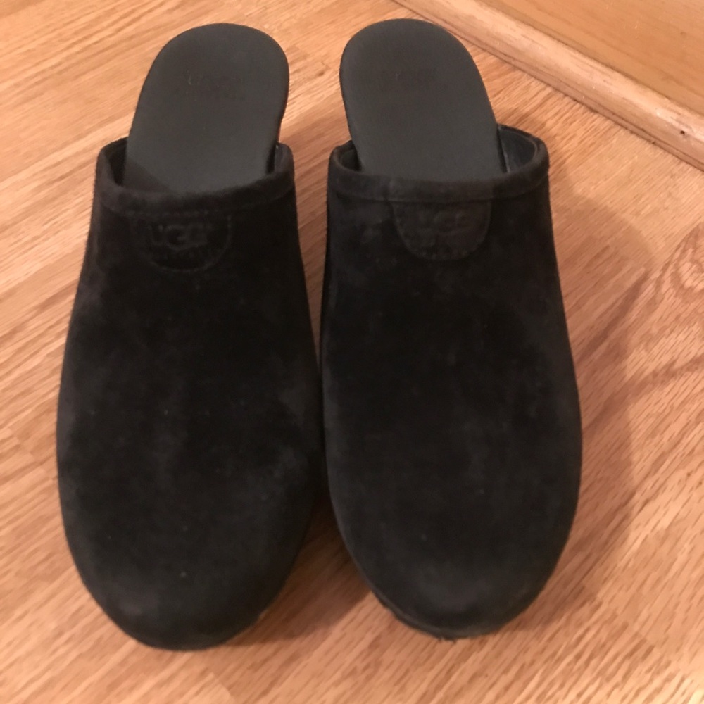 CUTE & WARM UGG SUEDE SHOES WITH SHEEPSKIN LINING.